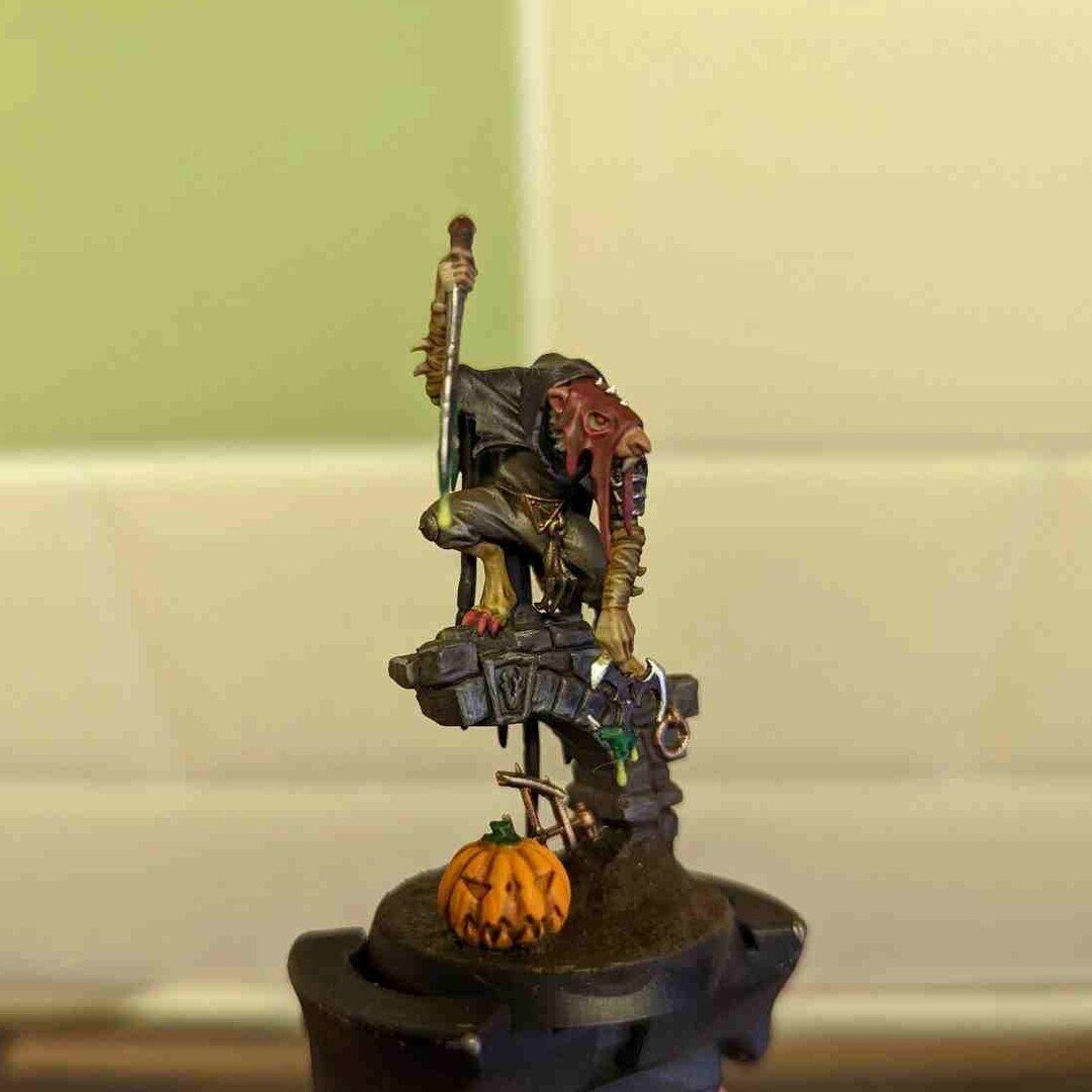 it's #WipWednesday and Sam L from Marketing has been working on his miniature for an upcoming staff painting competition, this Skaven Deathmaster. Can you guess the theme of this competition? 🎃

#Miniatures #Warhammer #AgeofSigmar #Warmongers #Minia