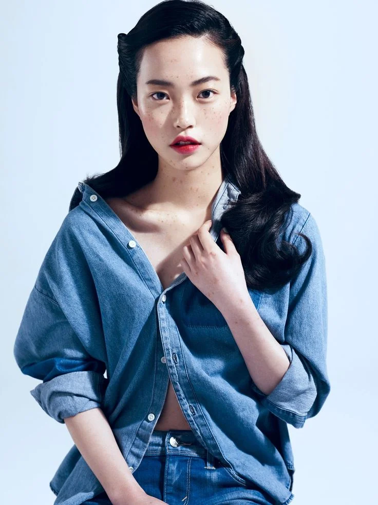 Need something to listen during your commute/shower this am? Alicia Yoon just did a terrific interview on this podcast - it get’s into the nitty gritty of how and why she started Peach & Lily … America’s gateway into Korean beauty. Two of my favorite mainstays - discovered via Peach & Lily - are the Clean it Zero face cleanser and the Cremorlab White Bloom Floral Cream . The thing that always stands out to me with K beauty products are the textures. Clean it Zero looks like sherbet in the container and melts like a cloud onto your skin. It’s an oil based formula that is incredibly gentle and dissolves all make up / life residue from your skin . I love using this product first thing in the morning - it is a treat to wake up to. The Cremolab White Bloom Floral Cream - aside from having an adorable name - contains an ultra luxe combination of antioxidants, thermal water and floral extracts to facilitate an even skin tone and give your skin moisture x 10 . This cream has become my ‘secret ingredient’.. I blend a bit of it into all my moisturizing / priming products. Clean It Zero Does This : Oil type makeup remover & cleanser Is This : Banilla Co. Clean it Zero Get This : HERE Price : $ 16 White Bloom Floral Cream Does This : Antioxidants + T.E.N formula evens + moisturizes skin Is This : Cremolab White Bloom Floral Cream Get This : HERE Price : $ 72 Image Source: Korean Model (.com) -Kristin