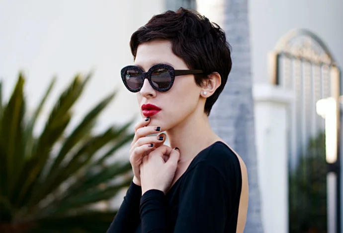 Karla is the real deal. Her beauty is the type I really didn’t think they made anymore … you know?
Love the lips. Also … the nails.