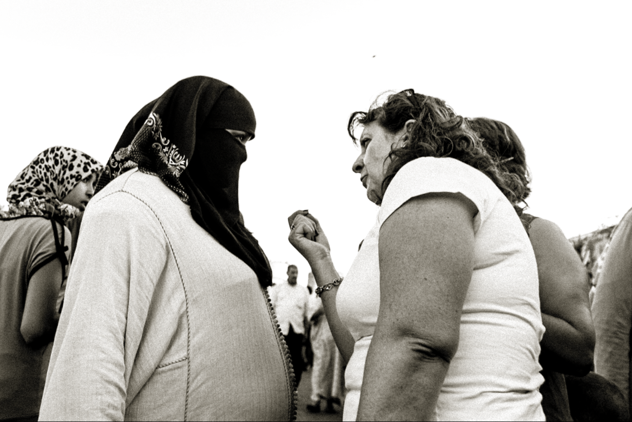 jemaa-el-fna-women-discussion-morocco
