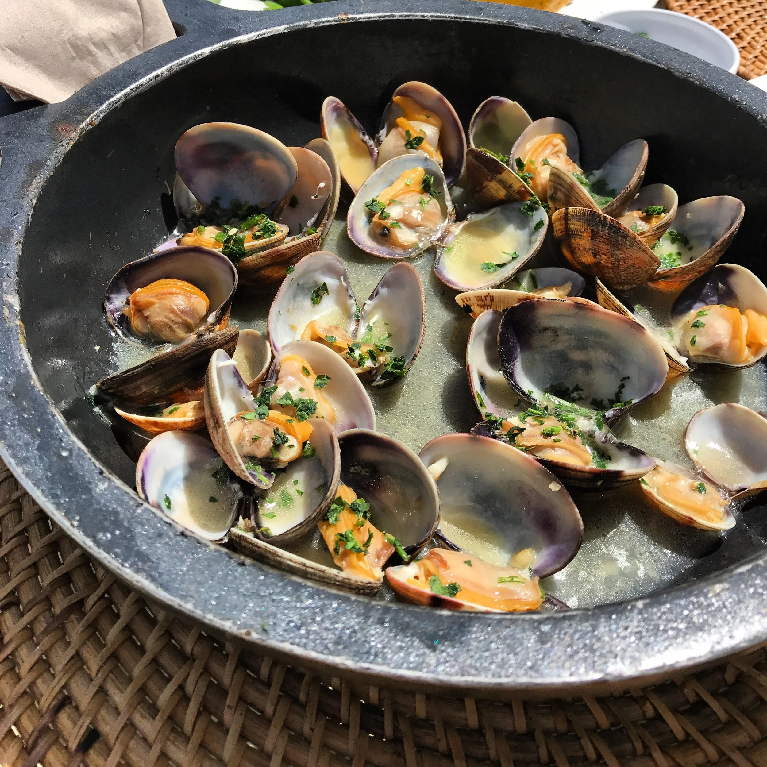 Almejas al ajillo at El Chiringuito, Es Cavallet