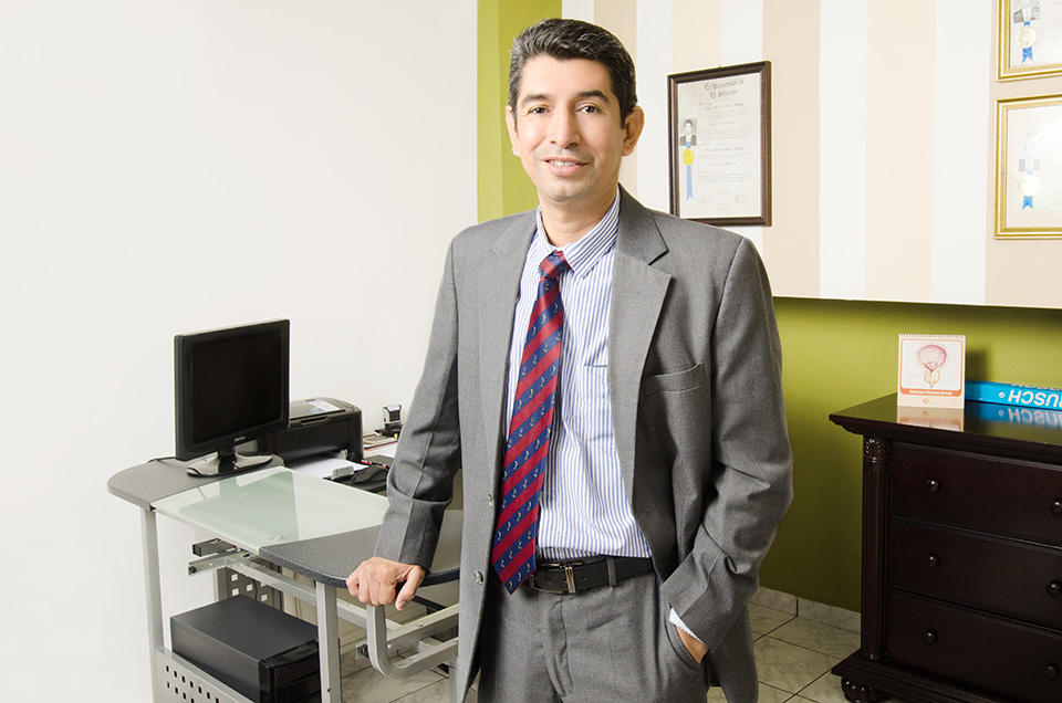 Dr Oscar Ibañez Urologo 2020 clinica de especialidades