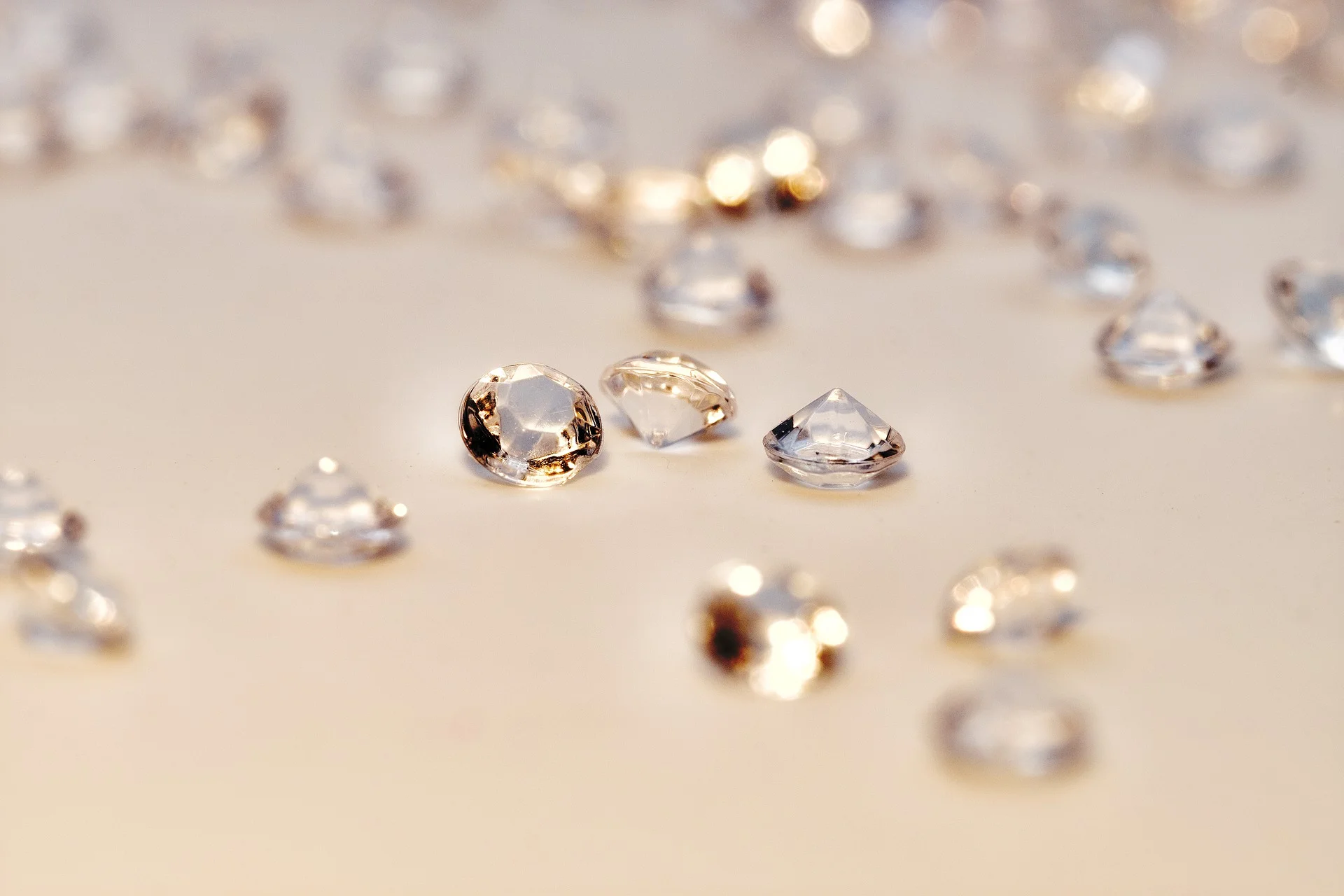 diamonds-4231176_1920.jpg
