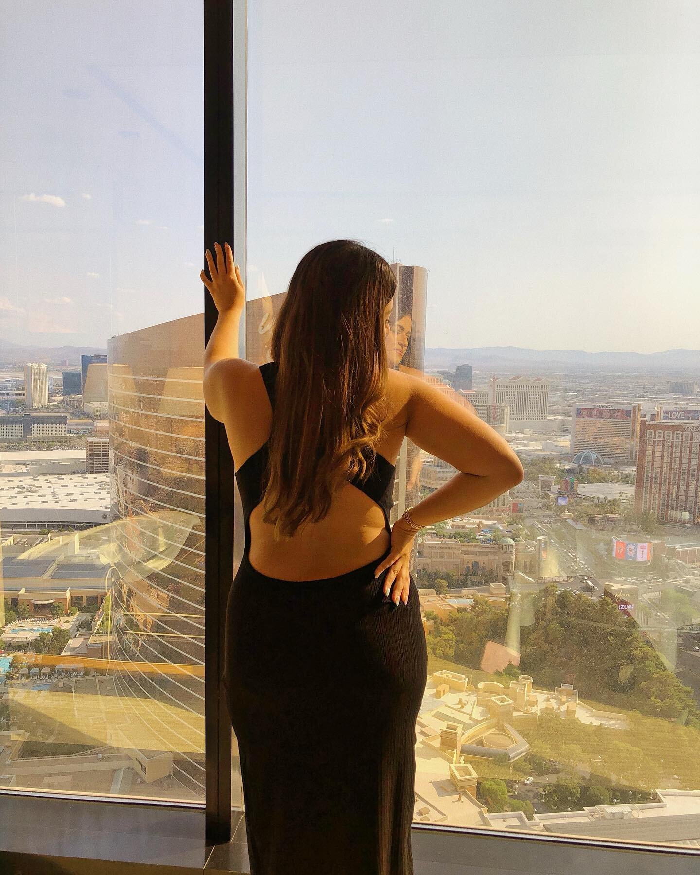 The back of this dress needed it&rsquo;s own post 🤩
.
.
.
.
#revolve #revolvearoundtheworld #revolveme #michaelcostelloxrevolve #blackdresses #dirtythirty #thirtyflirtyandthriving #vegasbirthday #outfitsfrr #fashionpostsok #corefemales