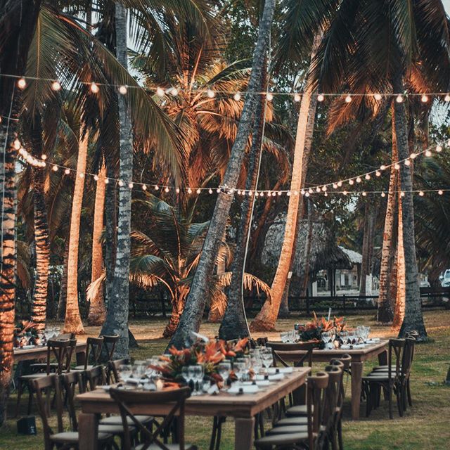 There&rsquo;s so much love in beach weddings. Not sure if it&rsquo;s the sea, the chill atmosphere, the lighting... or maybe it&rsquo;s the perfect blend of all. Check out today&rsquo;s stories for a small recap of @sashaferrer1 and @japideiz&rsquo;s