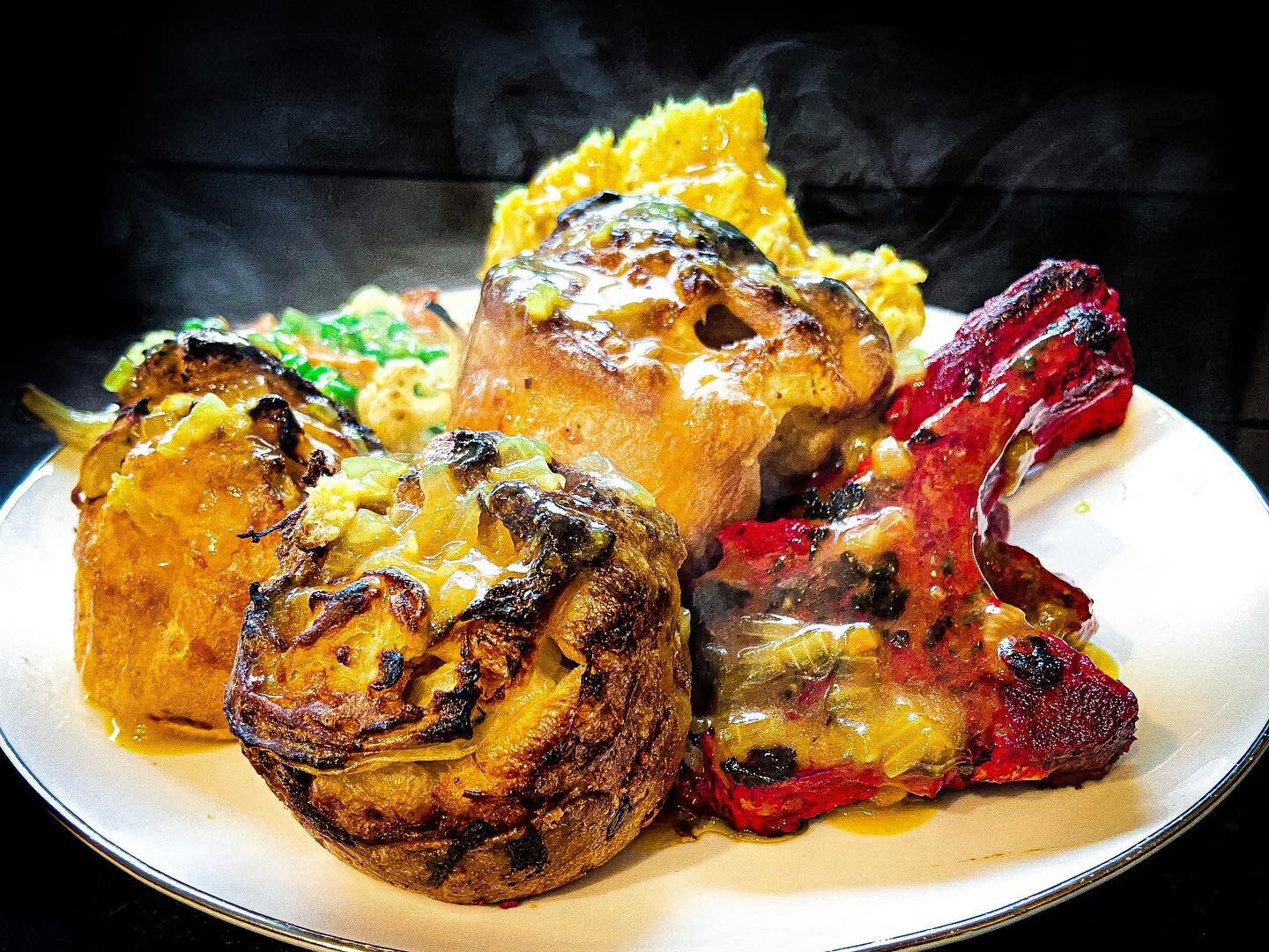 Woke up and decided that an Indian Sunday roast should be a thing, so set about to create one. Tandoori lamb ribs, masala mash, buttered and minted roasted veggies, onion bhaji yorkie puds and Goan gravy. It all came together nicely 🙌 #fairleysuk #g