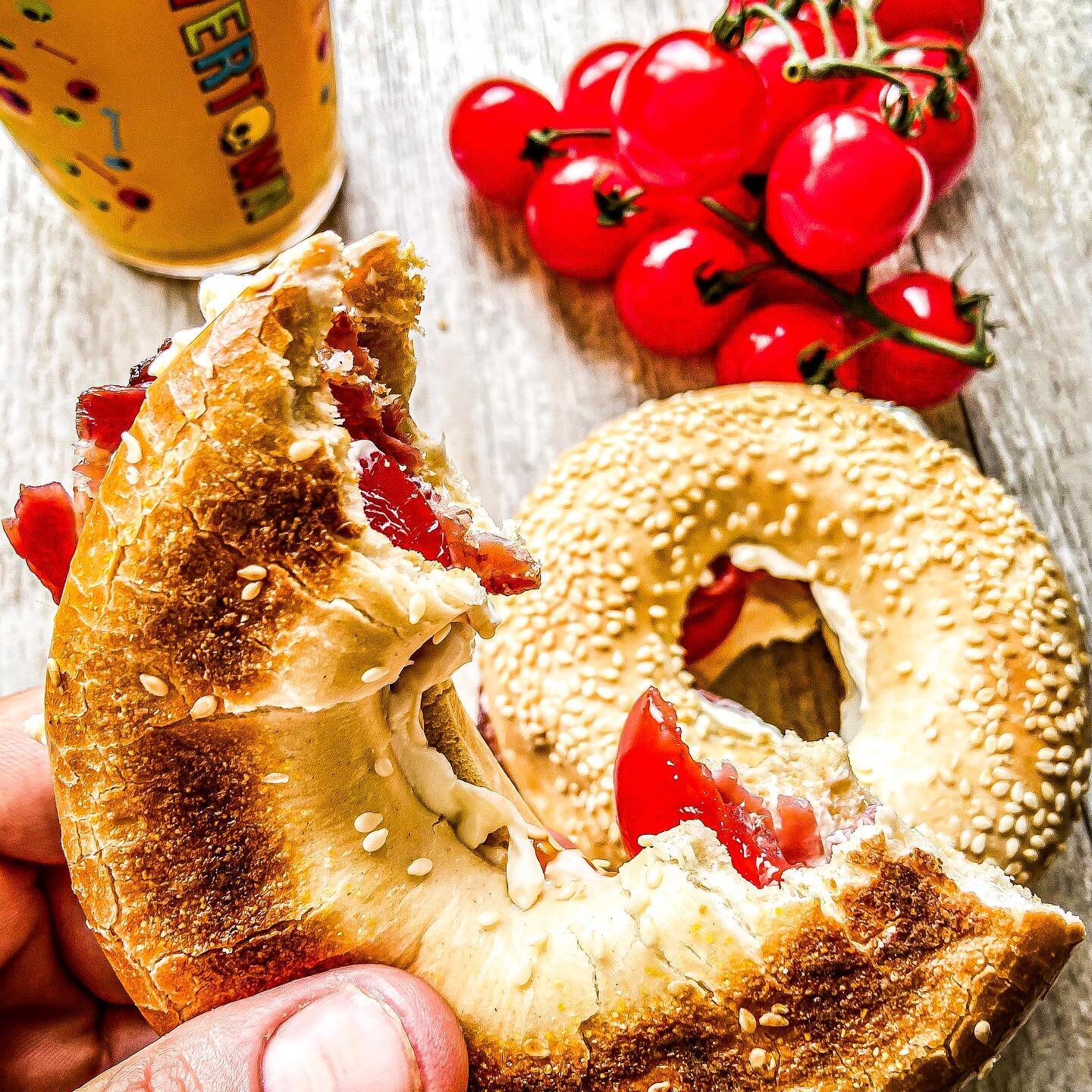 Breakfast of the gods. Crispy bacon, juicy tomatoes, cream cheese and sesame bagels. Does breakfast get better than this? What&rsquo;s your favourite breakfast? #fairleysuk #geetsaucy #bacon #philadelphiacreamcheese #vinetomatoes @warburtonsuk #bagel