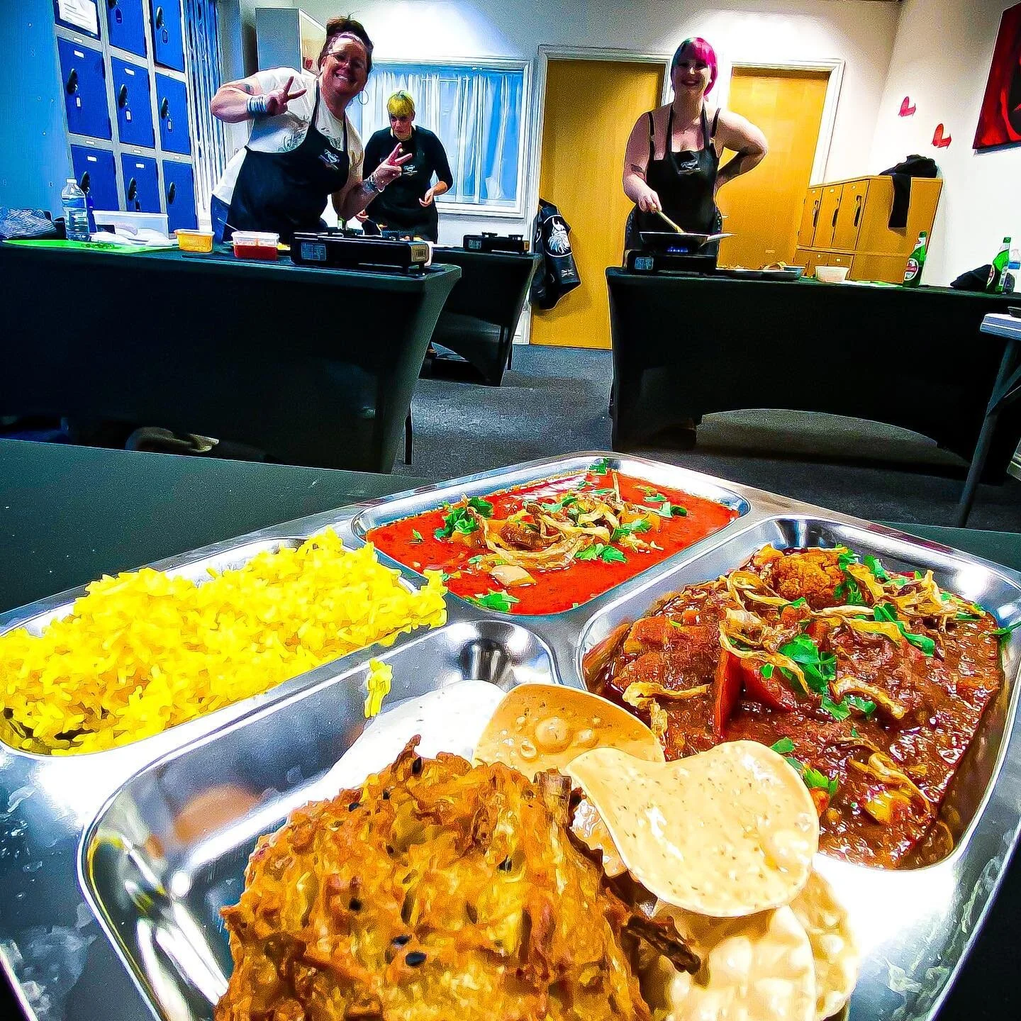 Class night yesterday on our plant based curry night. No veggies braved the perilous journey but three hardy vegans did. Madras and Tikka Masala went down a treat.  #fairleysuk #geetsaucy #culinaryacademy #curryschool #cookeryschool #cookingschool
#c