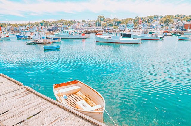 Does anyone else wait for the water to carry the boat to the perfect spot before taking the photo? 🙋♀️😂 Thanks, nature, for making this shot happen. Also, if you come to New England and don’t take pictures of old wooden boats, were you even in New England at all? 🙃⛵️ .
. .
#travel #beachday #boat #sail #surf #newengland #scenesofnewengland #boston #massachusetts #mynewengland #natgeoyourshot #cottage #coastalliving #wheretofindme #theeverygirltravels #newenglandliving #ignewengland #newenglandphotopgraphy #guidetonewengland #igersmass #capeology #rockportma #fishing