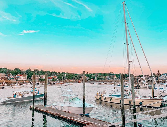 I wait all year just for these New England summer sunsets 😍 .
I am going back through pictures to find some that I took of a design client’s house down in #charlottesville and their house pics were just buried beneath all these amazing sunset pics! Now today it’s chilly and I think that means summer is over and it’s time for me to seek warmth for the winter🧐🧐🧐🧐 🏝 #puertorico 😉😘
.
.
#sunset #travel #sailboat #boat #sail newengland #summer #boston #massachusetts #explore #scenesofnewengland #mynewengland #fishing #harbor #gloucesterma #rockportma