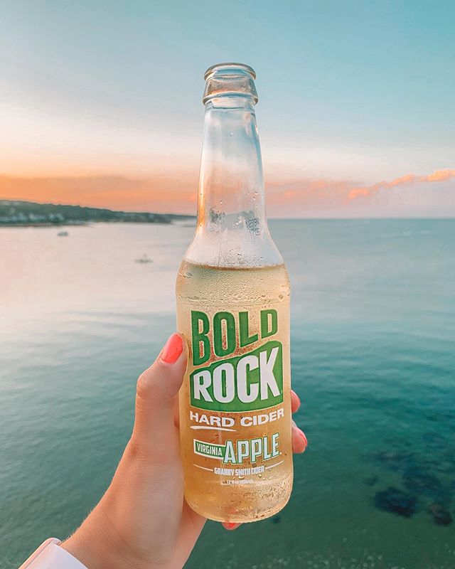 This @boldrockhardcider traveled from Charlottesville, VA up to our beach cottage in Rockport, MA this summer. 🍎🍺We love sharing our favorite beverages from C&rsquo;ville with our New England friends! 
And, yes, I will still be posting pics of the 
