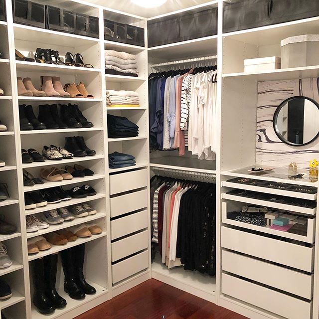 Time to transition to your Fall wardrobe! 🍁 I designed this closet a couple years ago and still can&rsquo;t get over how easy it is to stay organized when a space is fully customized to your needs. #functionalclosetdesign #aplaceforeverything #fallo