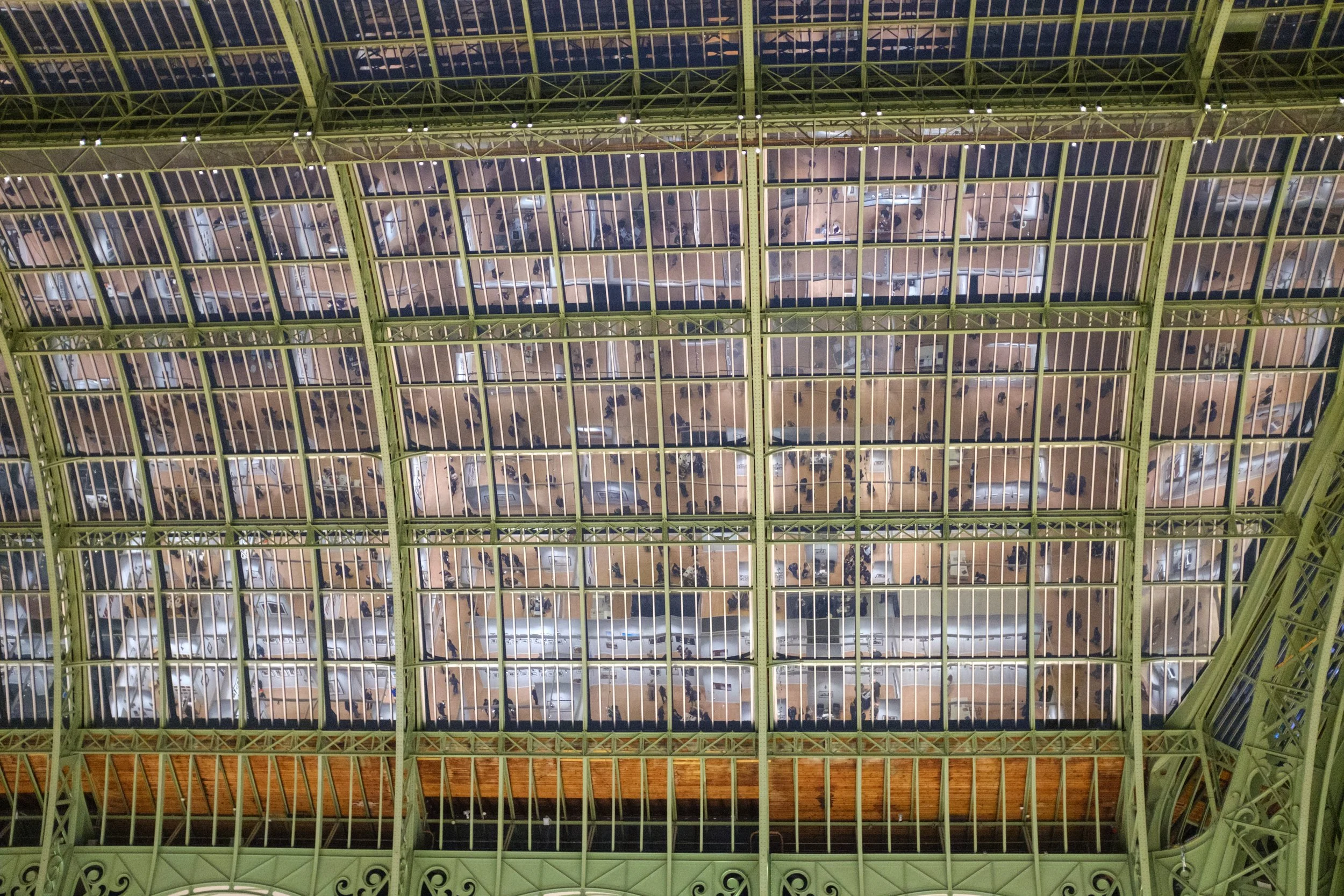  Seen from the ceiling of the Grand Palais, the opening of the major photography fair, Paris Photo, in Paris, France on November 6.Vu du plafond du Grand Palais, le vernissage de la grande foire de photo, Paris Photo, a Paris, France le 6 novembre. 