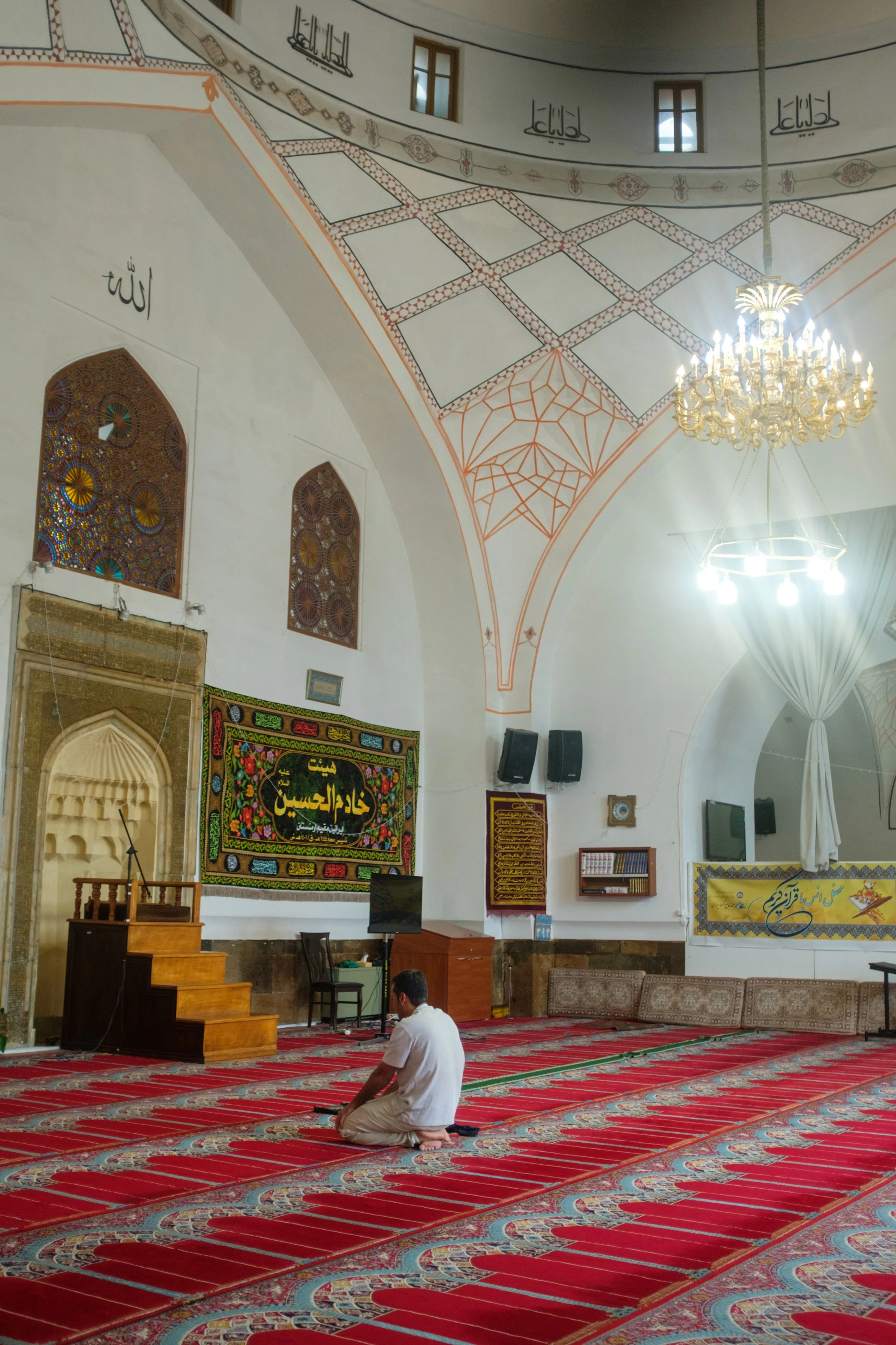  In the mosque of Yerevan. Holy Week in Armenia. From Palm Sunday to Easter, I traveled the country photographing the Armenian faith. Armenia, Gyumri, April 13, 2025.Dans la mosquee de Yerevan. La Semaine Sainte en Armenie. Des Rameaux a Paques, j'ai