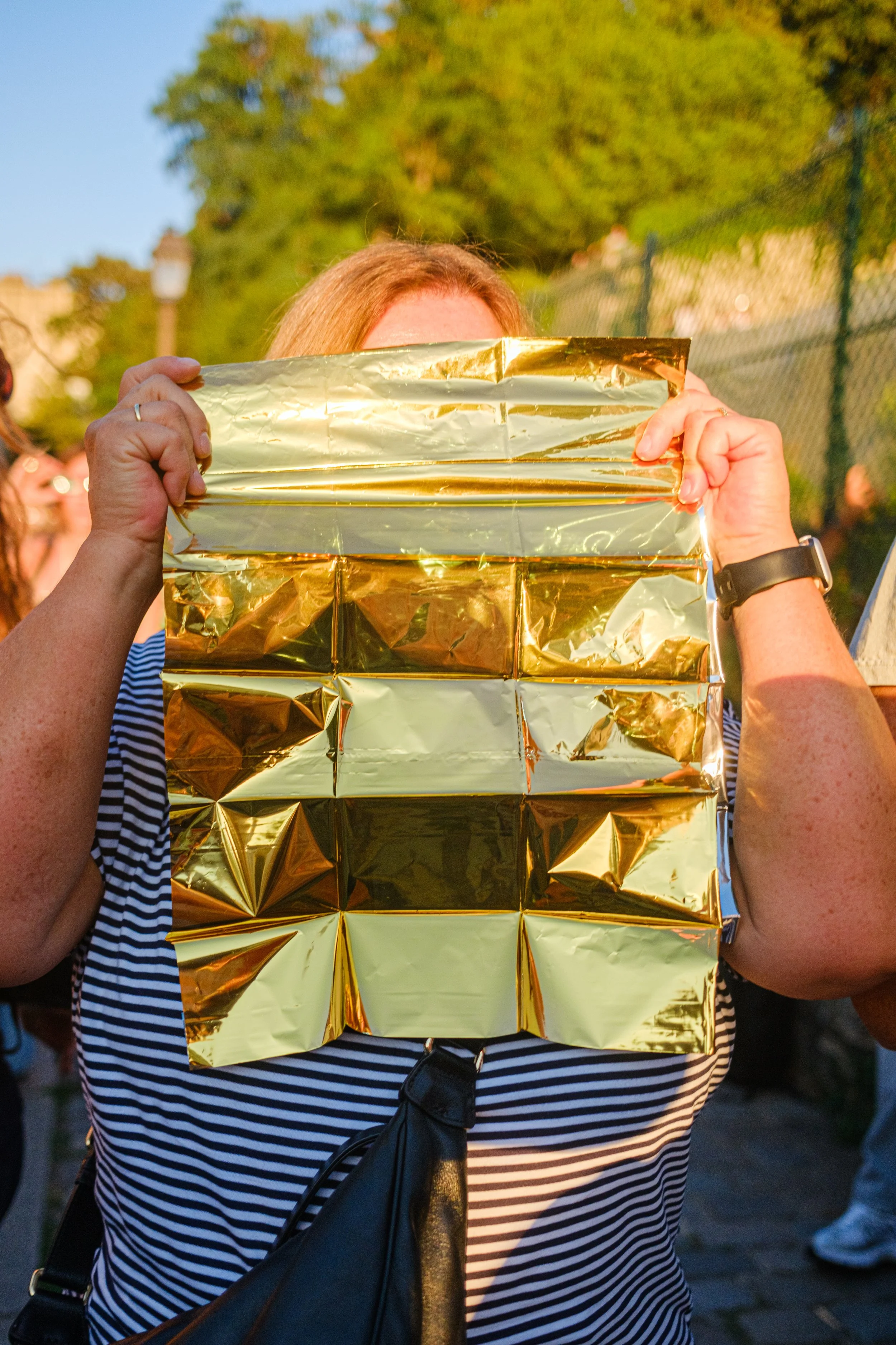  Spectators without solar eclipse glasses during the solar eclipse in Paris, France, on August 12, 2026. The group is observing the phenomenon from Montmartre.Spectateurs sans lunettes de protection pour eclipse solaire lors de l'eclipse solaire a Pa