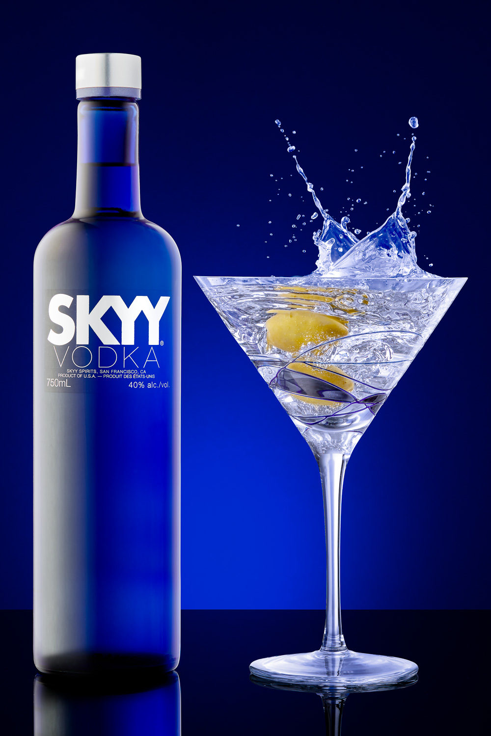 2-studio-splash-photography-professional-product-photographer-alcohol-liquor-drink-martini-advertising-splash-blue-studio-light-commercial-sales-marketing-table-top-bar-restaurant-ad-vodka-daniel-buehler-toronto-danbcreative.jpg