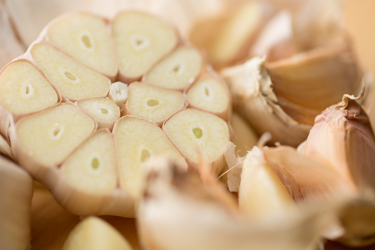 6-chef-cooking-kitchen-table-cutting-herbs-spices-garlic-macro-marketing-sales-advertising-photographer-daniel-buehler-danbcreative-food-photography.jpg