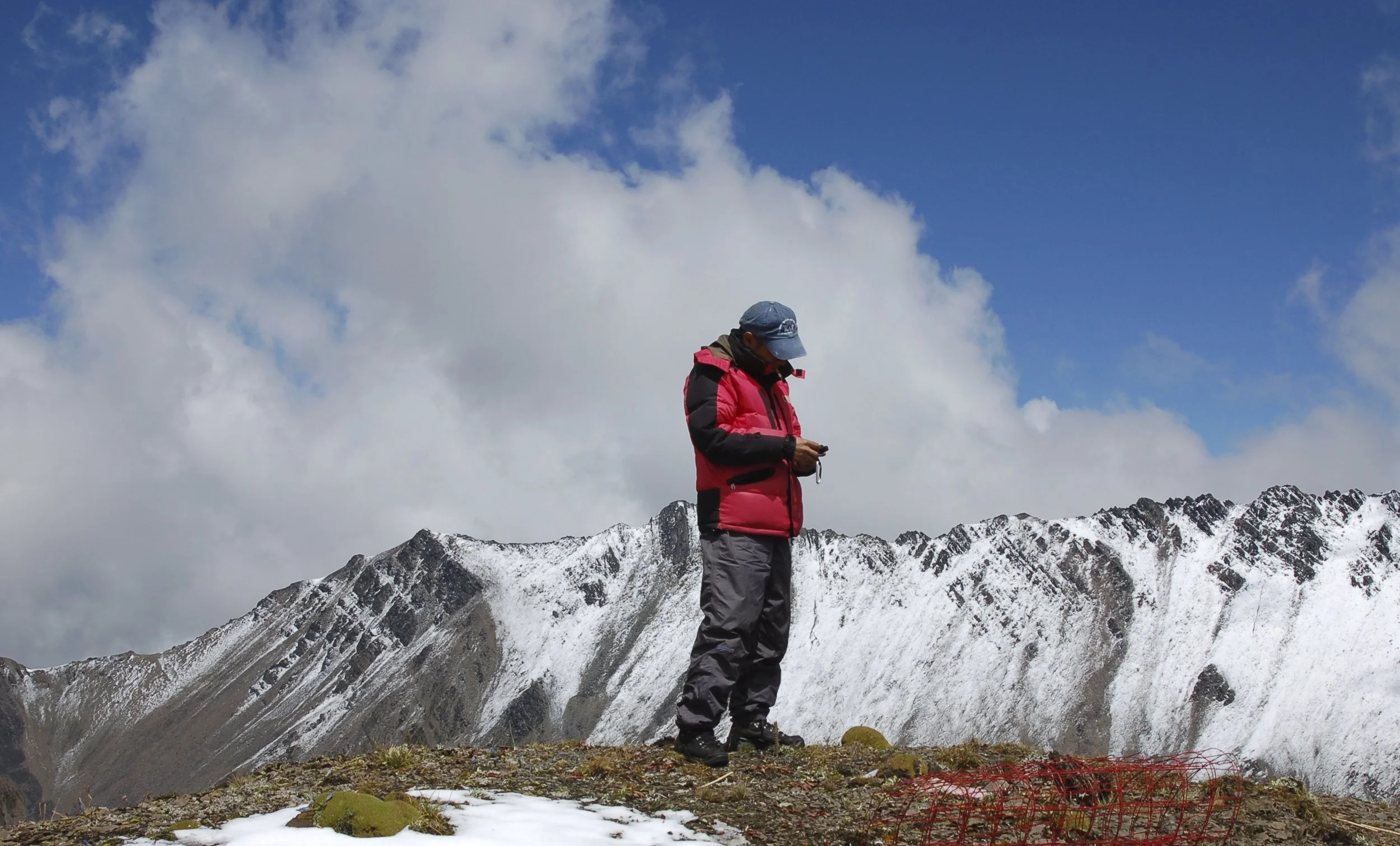  Fang Zhendong at work on the summit 