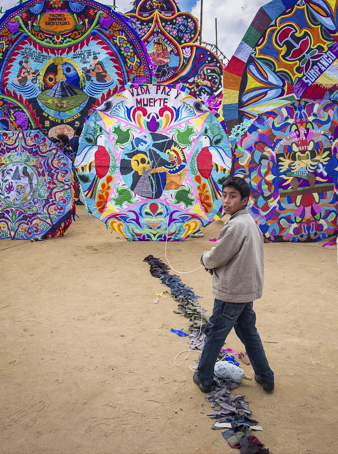 Sumpango Kites B010506 A3 stroke.jpg