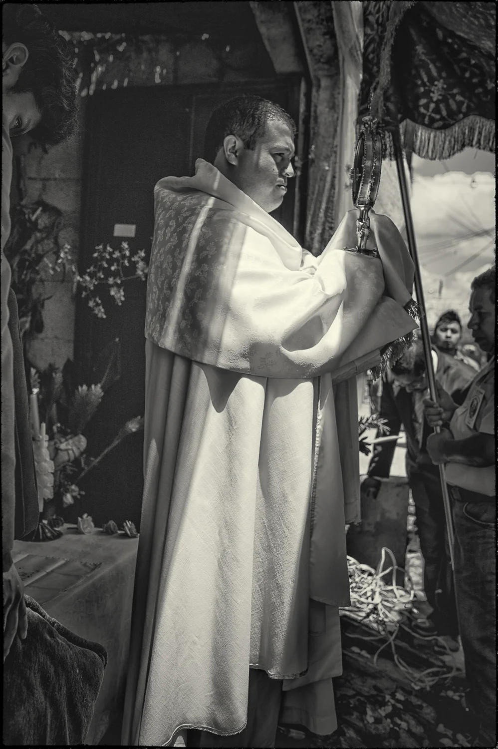 Chico Altar Padre DSC1967 let.jpg