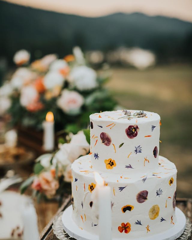 Cake makes me happy. I have a thing for cake. Especially cake covered in pressed organic and edible flowers 🌸🎂🌸 This little beauty from @marvellouscakes is covered in flowers from @dancing_dandelion_farms #ilovecake #iloveflowers #eatmycaketoo #su