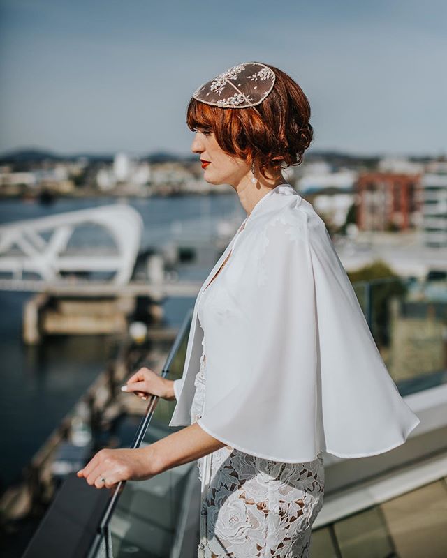 That hairpiece💥That cape💥 Whitney&rsquo;s wedding day look was so stunning! #weddingcape #yyjwedding #victoriabcwedding #yyjweddingphotographer #tribearchipelago #fallwedding #junebugweddings #pnwedding