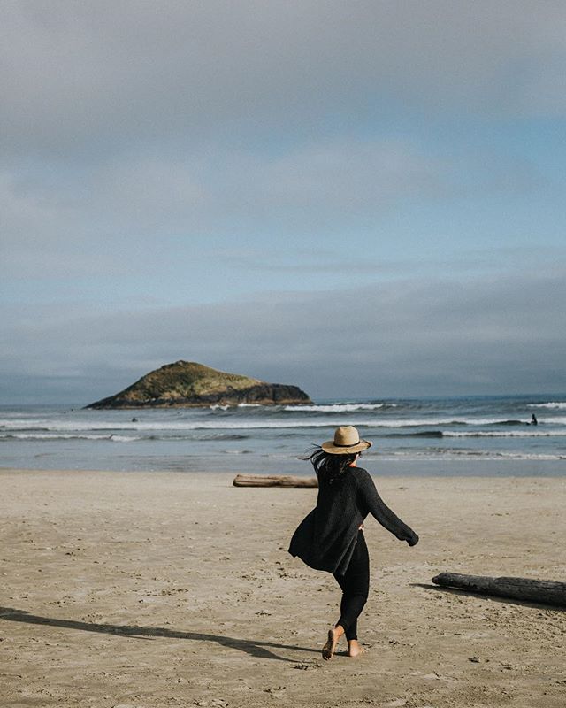 Weekend vibes Tofino style 〰️ I can&rsquo;t wait to sneak away there for a few days next week to relax, rejuvenate and celebrate my Bestie @belle_and_bee #tofino #tofinotravel #yourtofino #tofinobc #tofinobound #tofinoweddingphotographer #pnwonderlan
