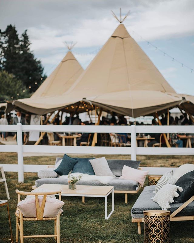 How inviting is this perfect little seating space against the backdrop of those luxury marquees? 😍 #receptiondecor #receptiongoals #yyjweddings #yyjwedding #weddingtent #yyjweddingphotographer #sooke #sookewedding #backyardwedding #marqueehire #tent