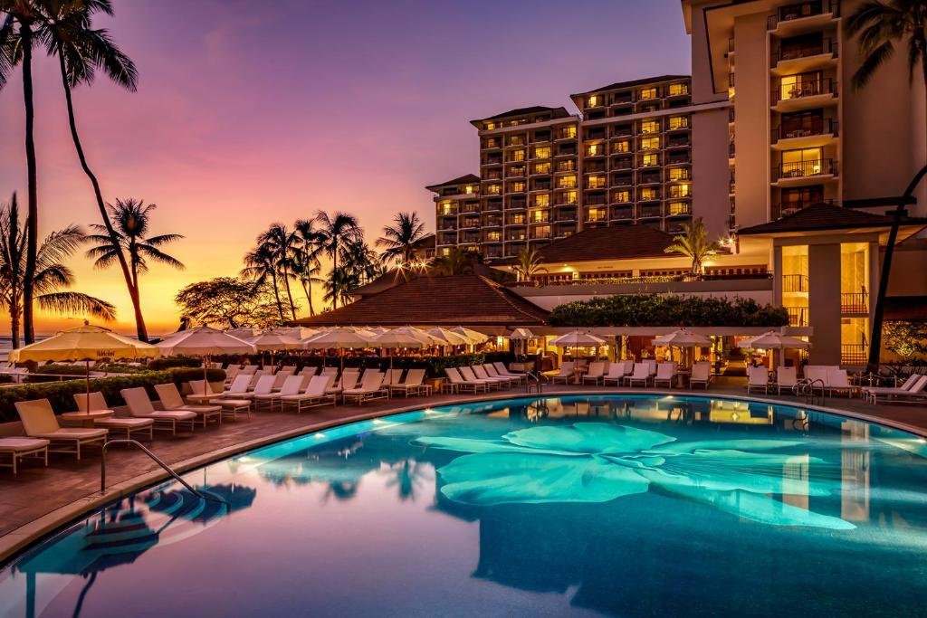 Waikiki - Halekulani Hotel at Sunset with Pool - high quality .jpeg