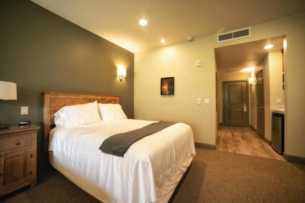 driftwood lodge king bed room.jpeg