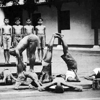 Krishnamacharya with some of his students at the Mysore Palace - he is believed to be standing on a young K. Pattabhi Jois