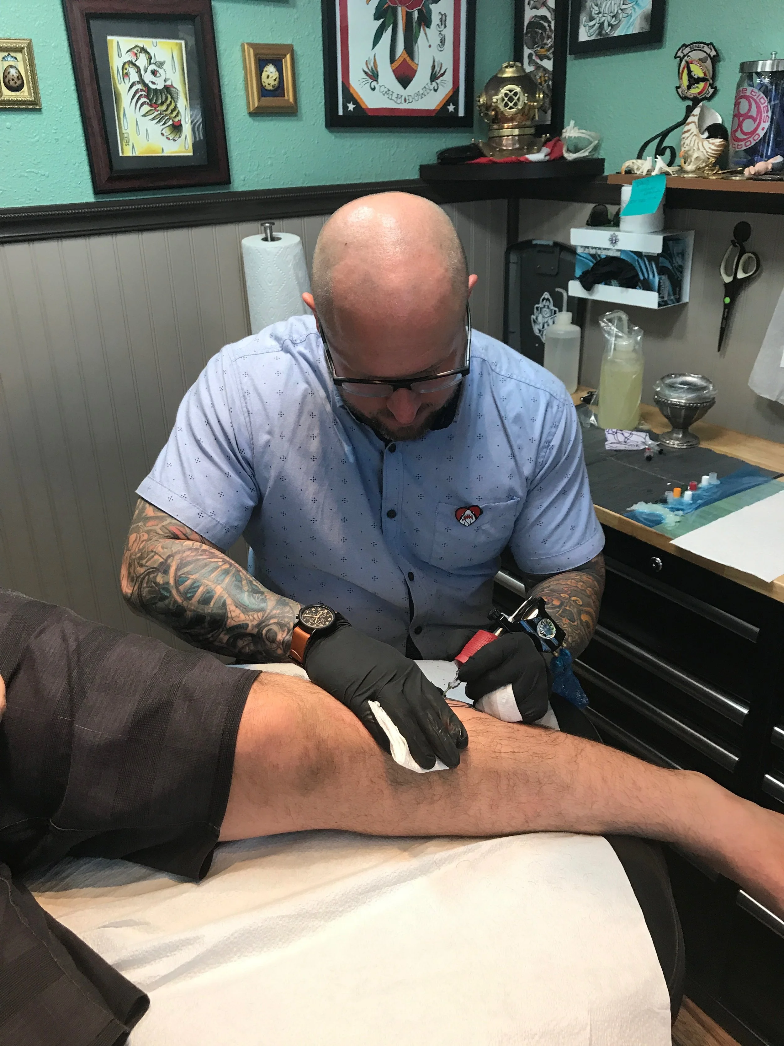 Kyle Walker tattooing a client