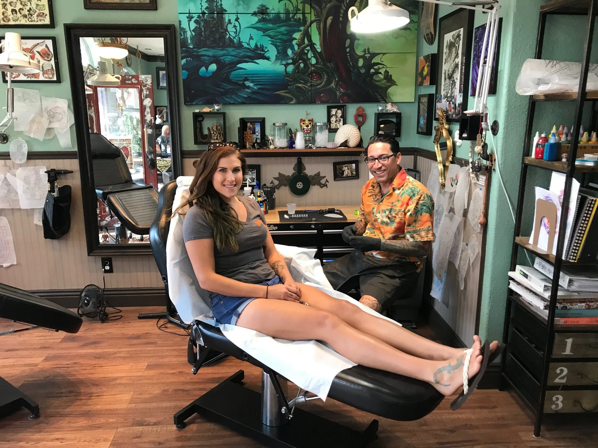 Nate Banuelos tattooing a client