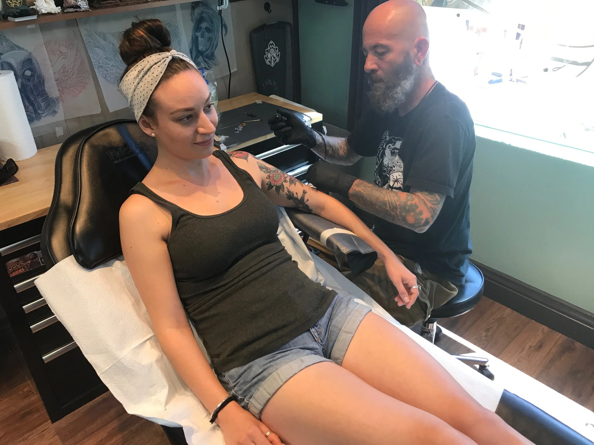 Denny Besnard tattooing a client