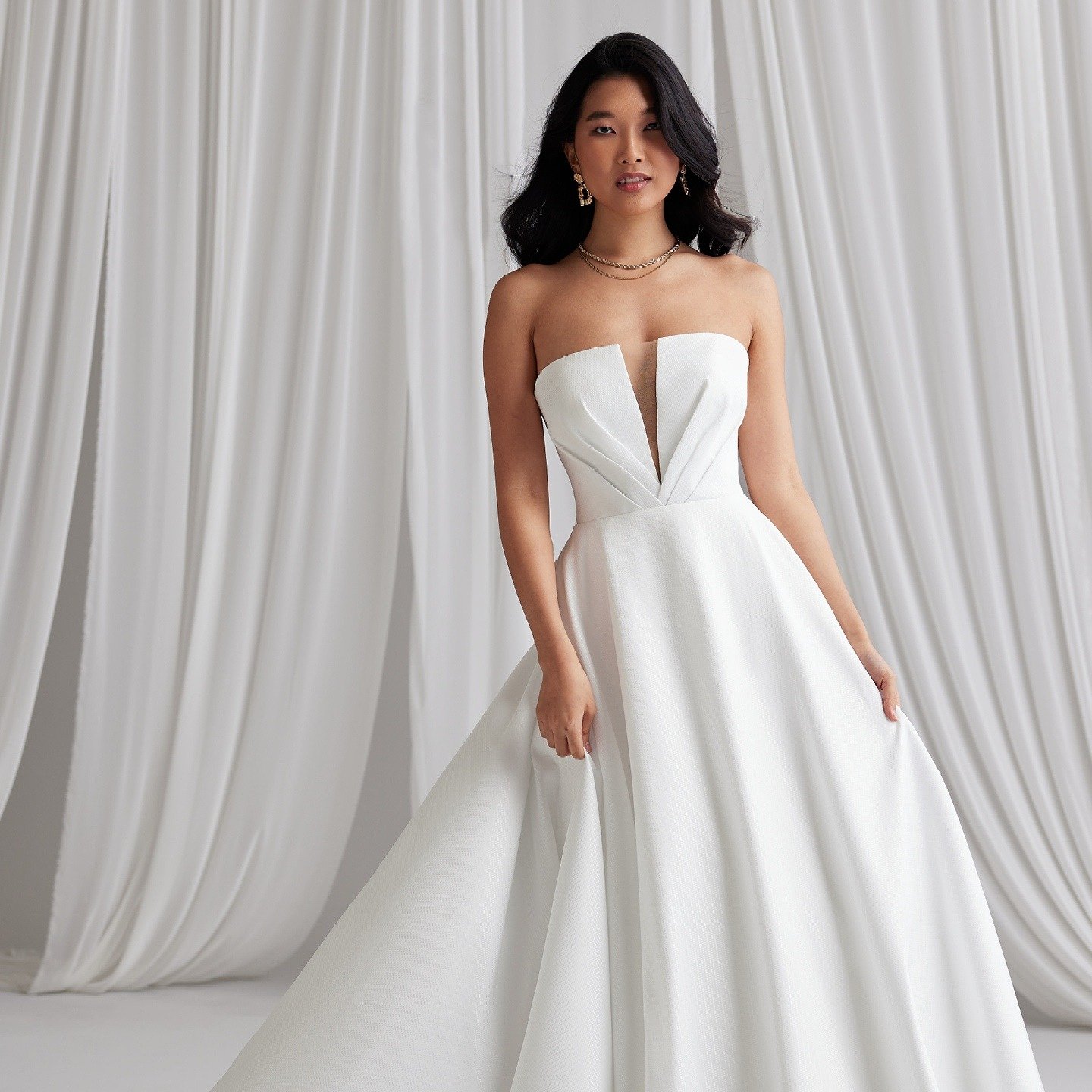 Just In / Nouveaut&eacute; Maggie Sottero!!! 🤍🤍🤍
...
OMG!!! Welcome to our store Amber Marie!!! 😍 This classic yet modern wedding dress is crafted with a luxurious diamond jacquard and features a pleated front bodice with a deep V neckline. The b