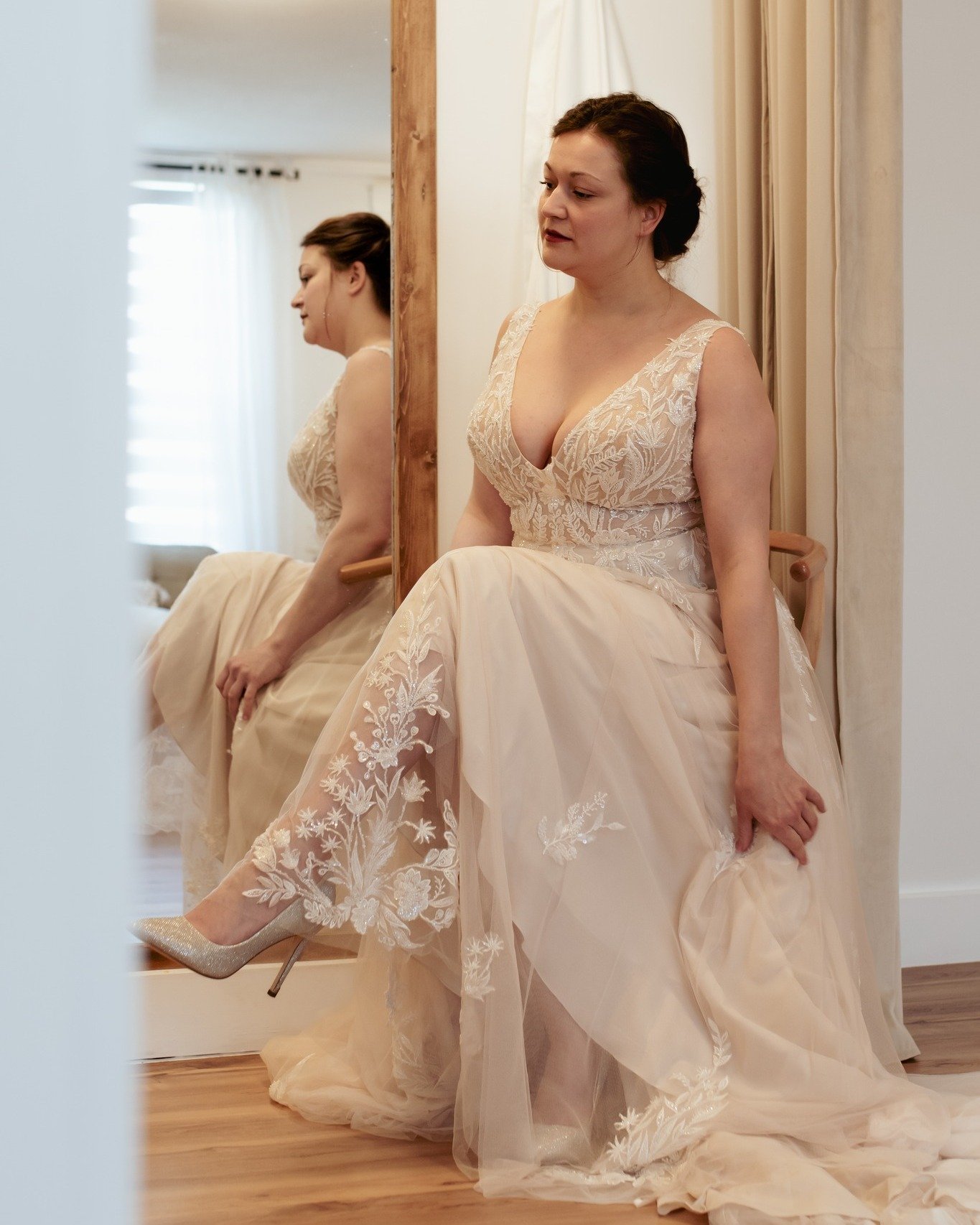 🤍 Happy Saturday!!! Bon Samedi!!!
...
How beautiful is Samantha in this whimsical wedding dress from Maggie Sottero? We cannot wait to see the magic that will be beginning in this fitting room today!!! / Samantha est tellement belle dans cette robe 