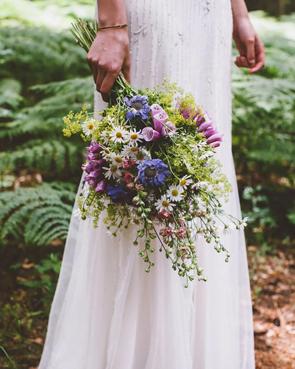 💜 Bridal Inspo / Inspiration pour la Mari&eacute;e 💜
...
This beautiful weather is SO inspiring!!! Wildflowers are a cost-effective way to use fresh flowers in your wedding decor and bouquets. Perfect for late spring and a summer wedding!!! / Ce be