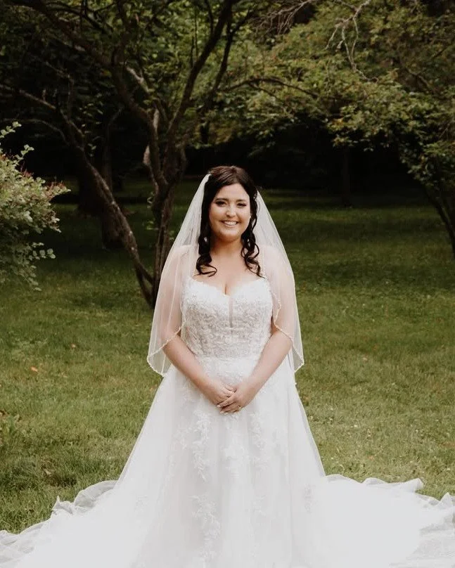 F&eacute;licitations &agrave; notre superbe mari&eacute;e St&eacute;phanie et &agrave; son conjoint!!! Vous &ecirc;tes juste tellement beaux!!! 😍 Nous vous souhaitons tout le bonheur du monde!!! 😘😘😘
...
Robe: Catherine @maggiesotterodesigns 
...
