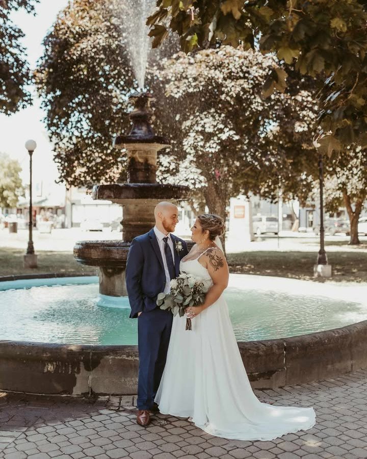 F&eacute;licitation &agrave; notre superbe mari&eacute;e Suzie et &agrave; son conjoint!!! Vous &ecirc;tes juste incroyable et vos photos sont parfaites!!! 😍 Nous vous souhaitons tout le bonheur du monde!!! 😘😘😘
...
Robe: @alyceparis 
...
...
...
