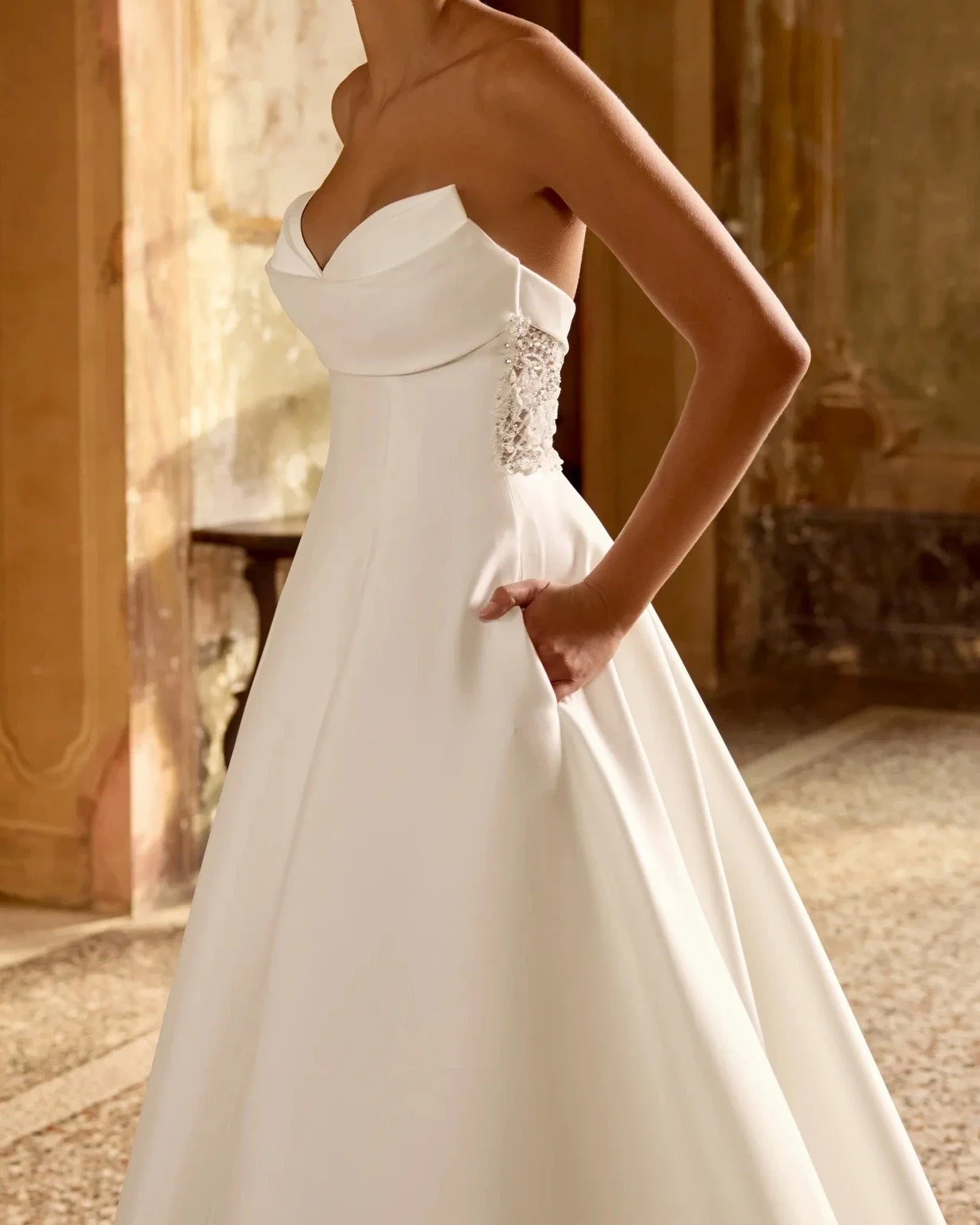 K A R A by Justin Alexander!!! 🤍🤍🤍
...
Meet this classic beauty, a strapless Mikado A-Line dress with a beautiful intricate beaded illusion back 😍
...
In store in Ivory/Ivory/Latte Size 12
...
Available to order in Ivory/Ivory/Latte in sizes 0 to