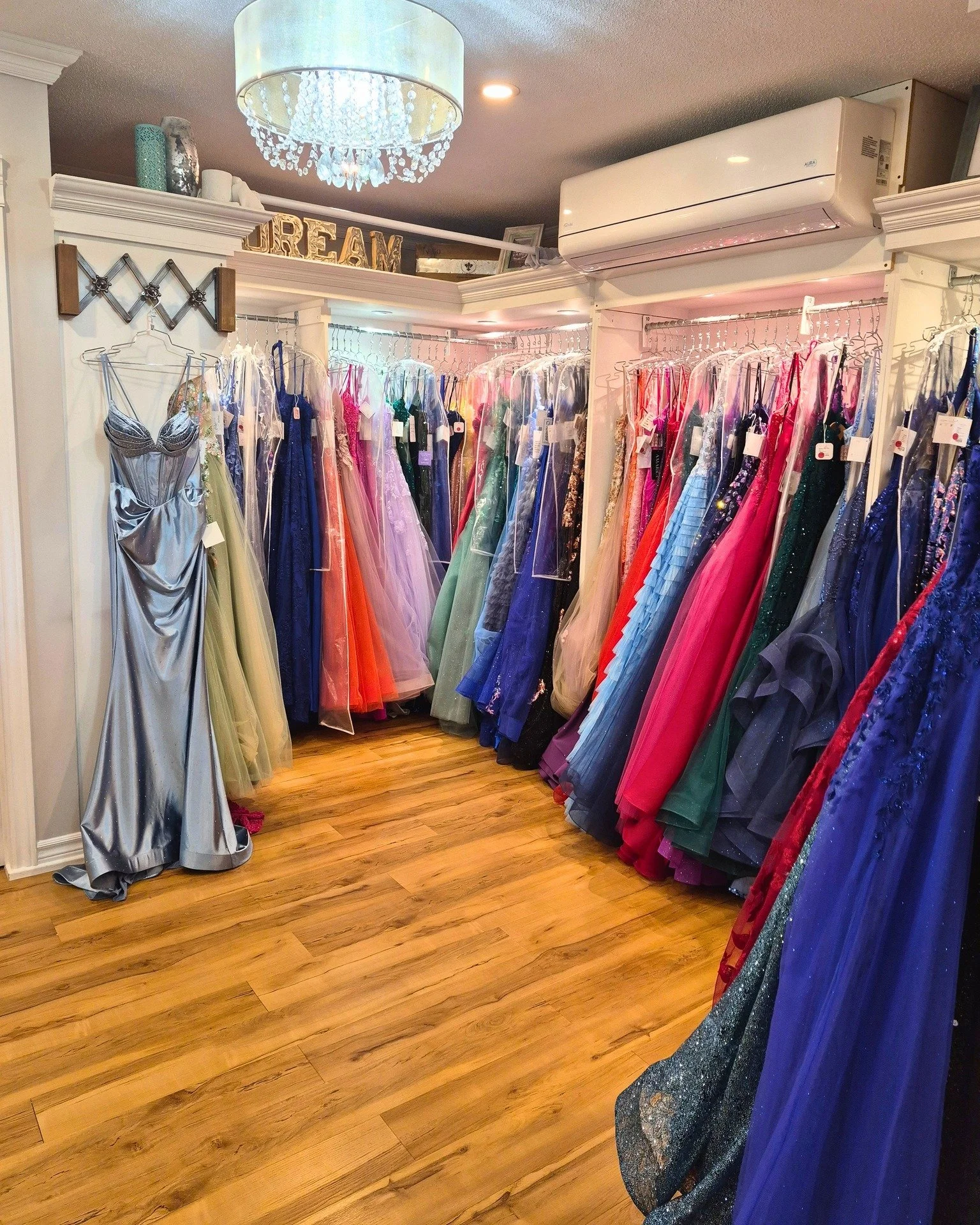 ✨ End of Season Prom Clearance SALE; all priced at 99$ to 499$!!! / Solde de Liquidation de fin de Saison pour Bal; au prix de 99$ &agrave; 499$!!! 
...
Come visit us this week to shop our SALE on Grade 8 short designers dresses with prices starting 
