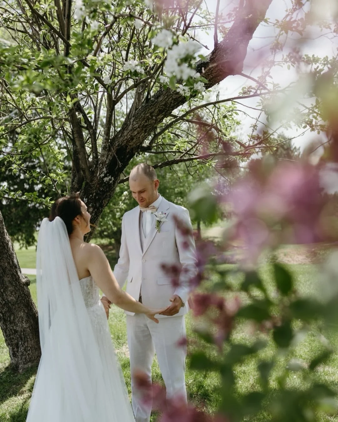 ✨ F&eacute;licitations &agrave; notre magnifique mari&eacute;e Naomi et &agrave; son conjoint Pascal ! ✨

Vous &ecirc;tes tout simplement magnifiques ! 😍 

Naomi, ton sourire contagieux a rendu chacune de tes visites &agrave; la boutique encore plus