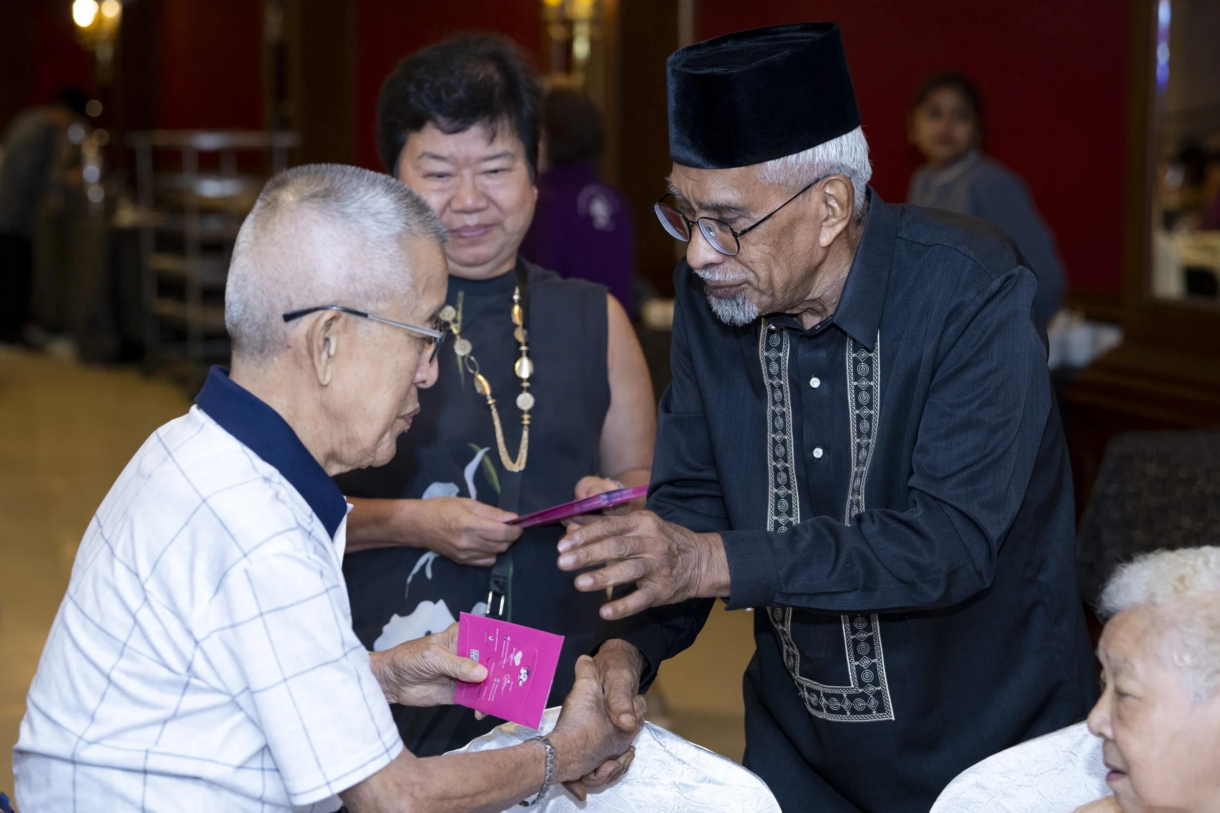 3c Encik Amin give Ang Pow.jpg