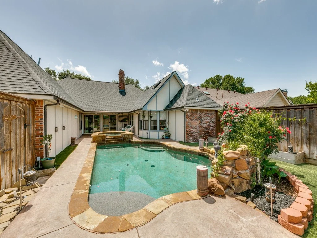 2005 Colonial, Richardson, Tx | Sparkling Pool | Remodeled Master Bathroom
