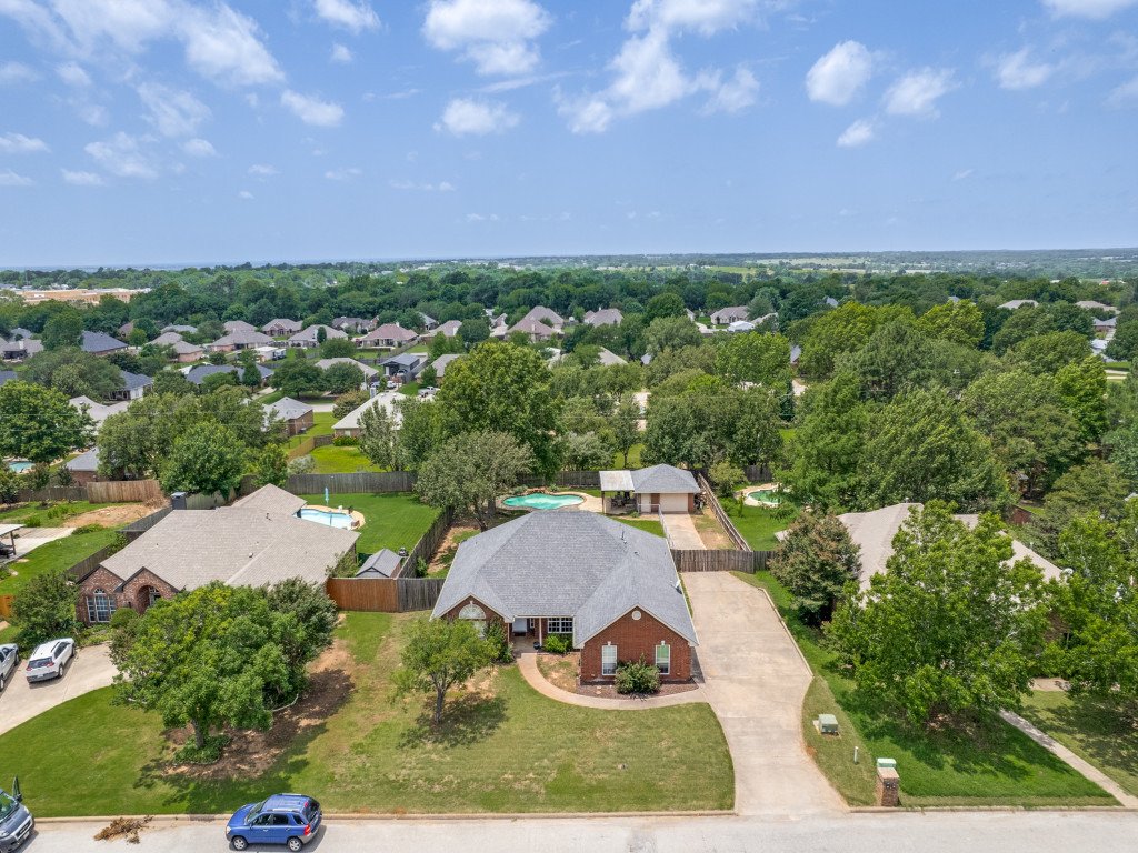124 Ginger, Pottsboro Tx | Newly resurfaced pool | Located in highly desirable North Slope