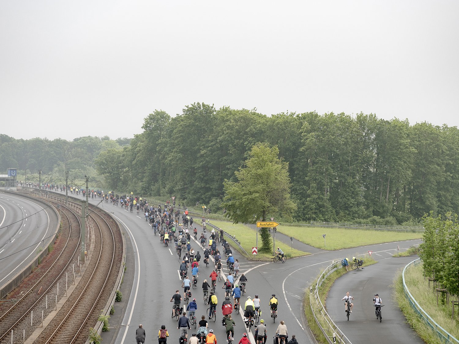  Etwa 3.000 Fahrradfahrende versammelten sich am 7. Juni 2021 in Dortmund, um auf den B1 und B54 zu demonstrieren. Die Demonstrierenden forderten unter anderem eine zügigere Mobilitätswende.   