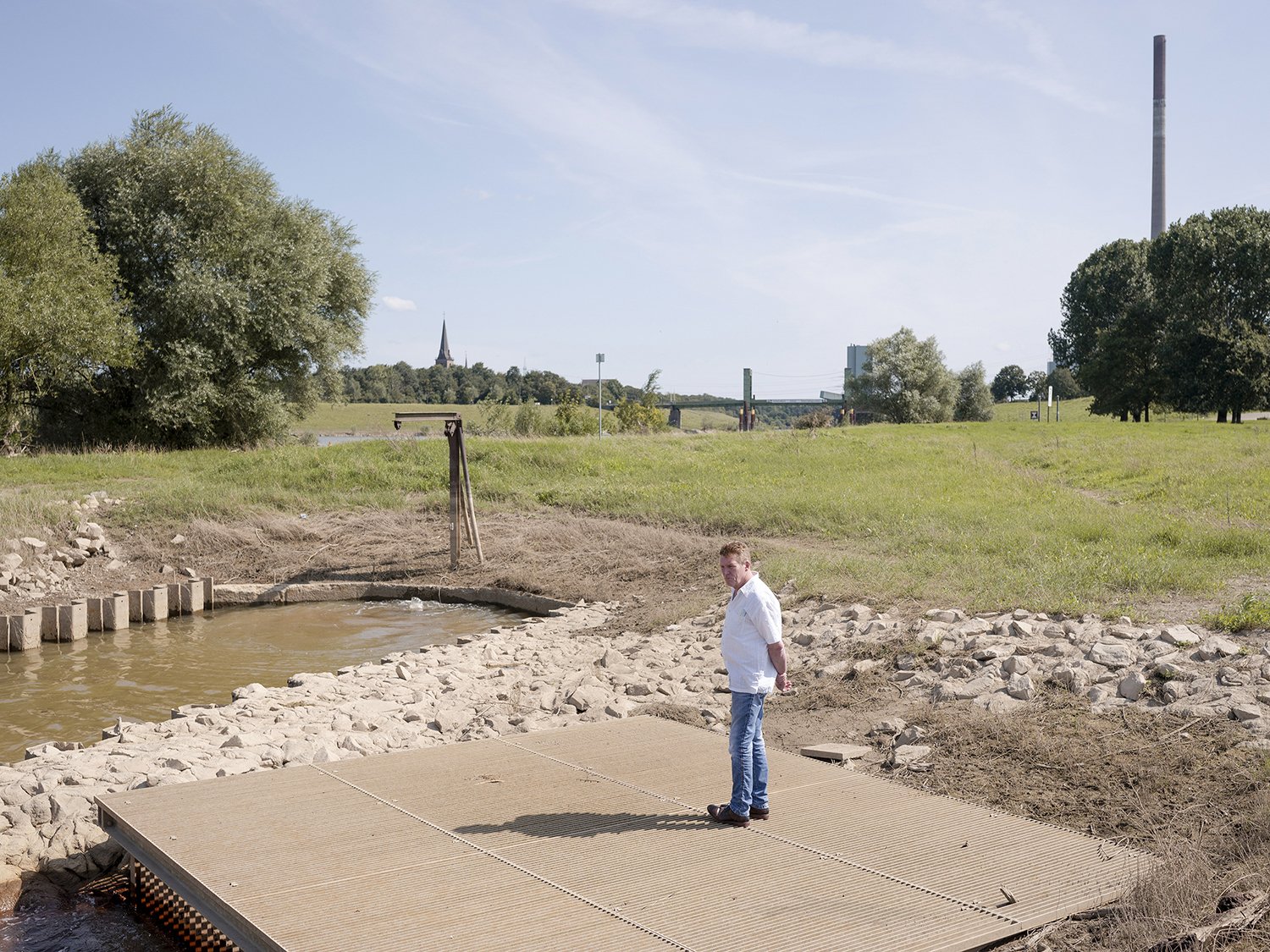  Uwe Sieberg der Leiter des Pumpwerk Walsum der RAG blickt auf den Grubenwassereinlass in den Rhein.    