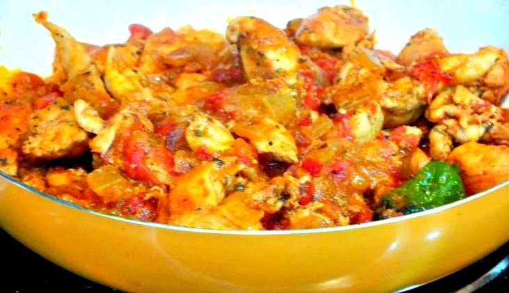 How to Cook Smothered Chicken Thigh: in Homemade Tomato sauce