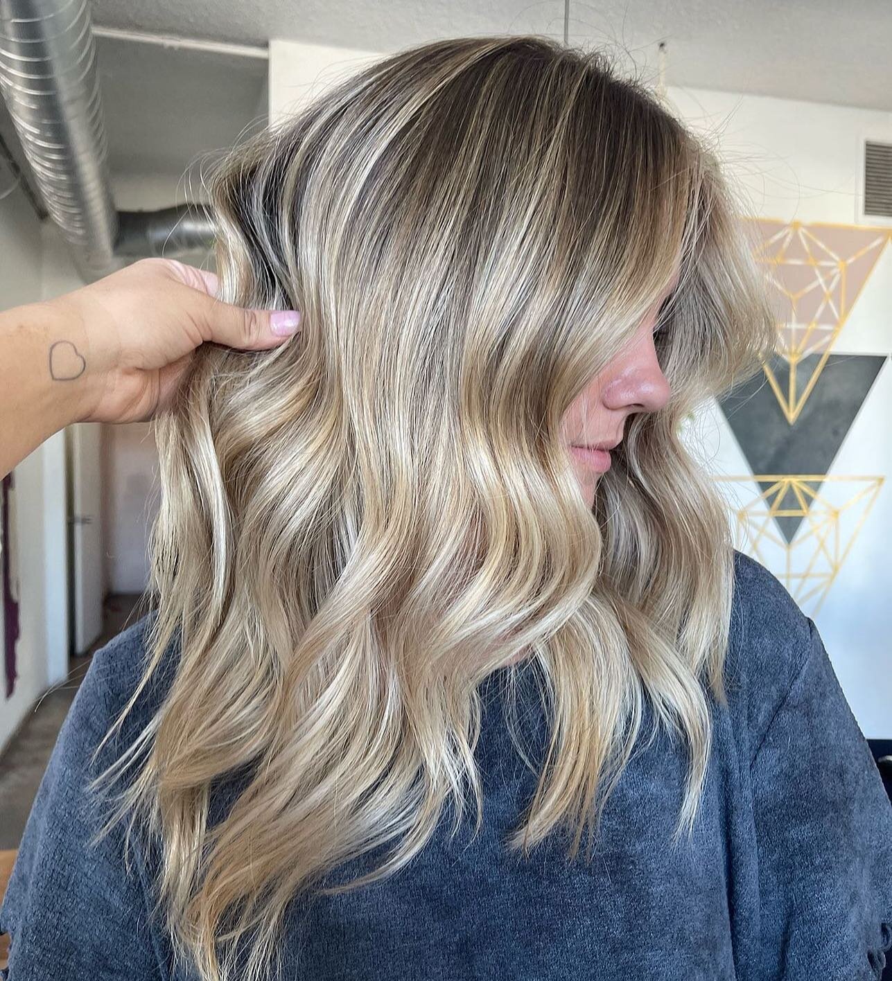 Brightening our holidays with a dreamy blonde balayage 🪄
Magic by @nikkimartinihaircraft 

#StudioCityBalayage
#BalayageStudioCity
#BalayageLA
#StudioCityHair
#BalayageExperts
#HairColorTrends
#BalayageMagic
#HairGoalsStudioCity
#BalayageLove
#Studi