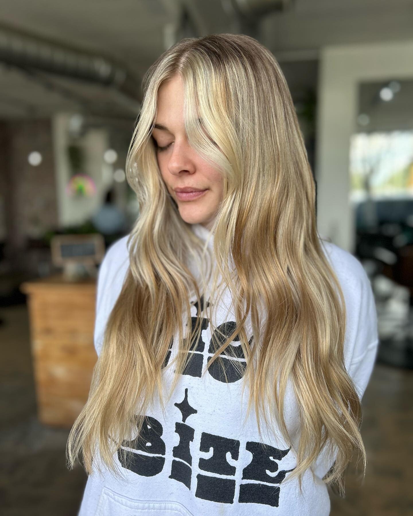Face Frame! ✨✨✨✨
By @itsmagicbycin 

When you are feeling a little dull and don&rsquo;t feel like doing a full balayage pop some foils in the front and brighten your whole VIBE!! 💕💕💕

#StudioCityBalayage
#BalayageStudioCity
#BalayageLA
#StudioCity